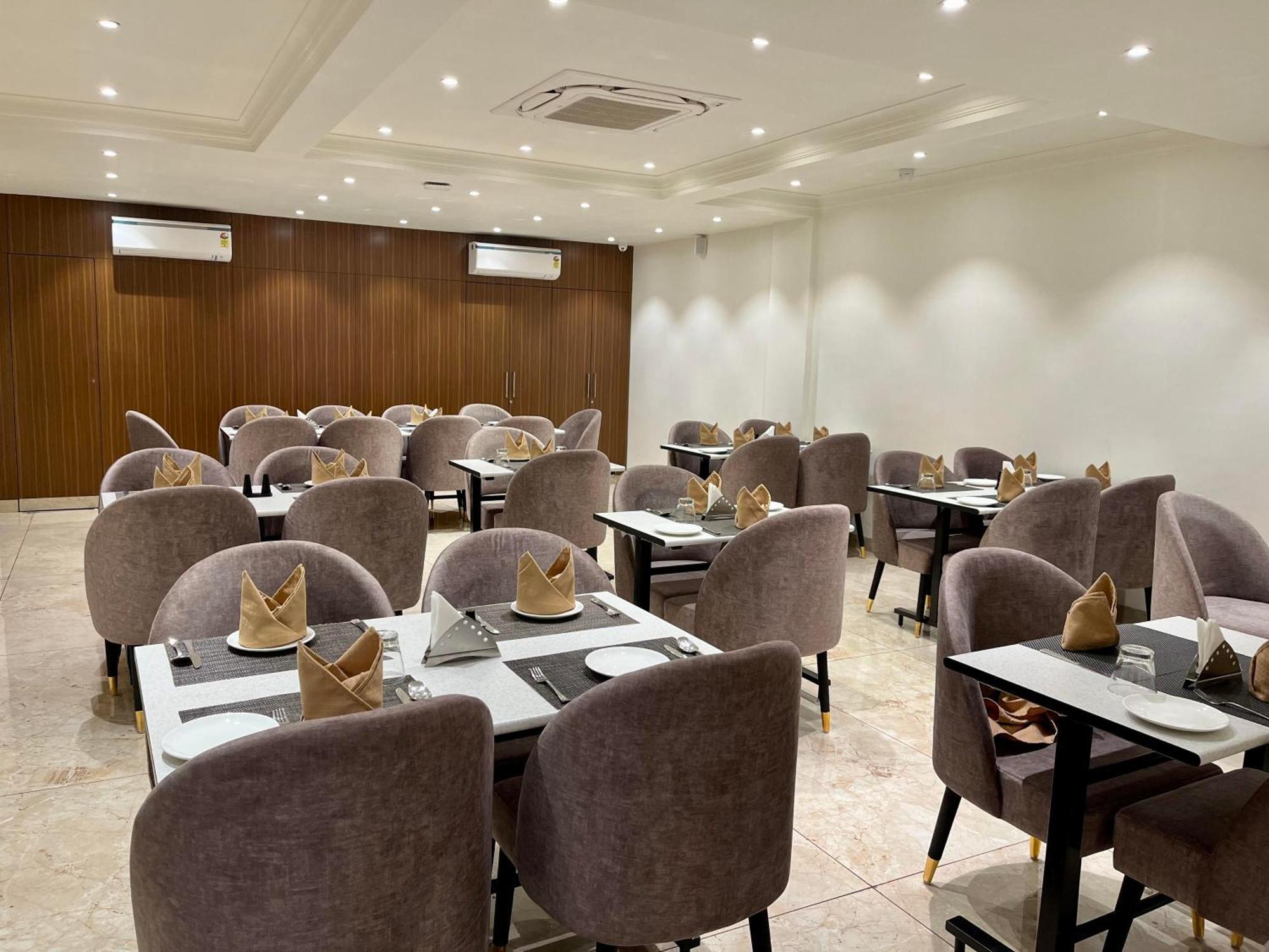 Hotel The Royal Vista - Varanasi — Photos 1